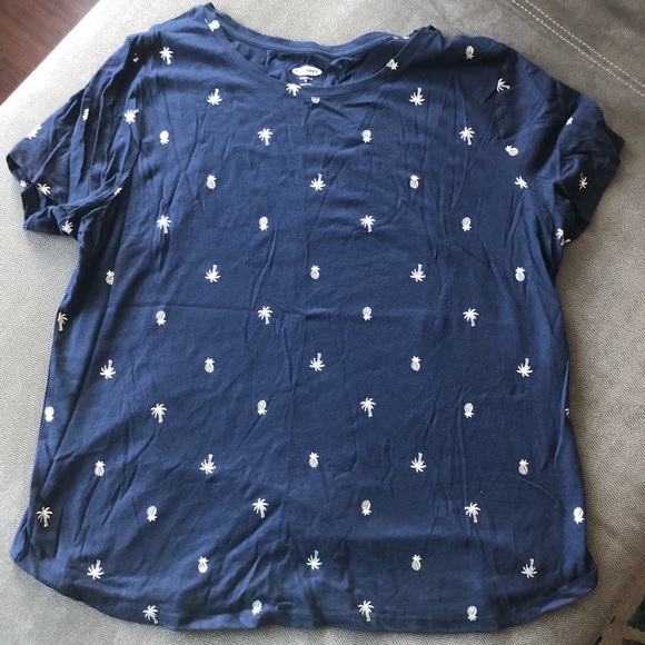 Old Navy Tops - EUC Old Navy Everywhere Tee 🌴🍍